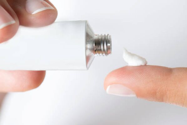 Crème pour traiter les mycoses des ongles des pieds